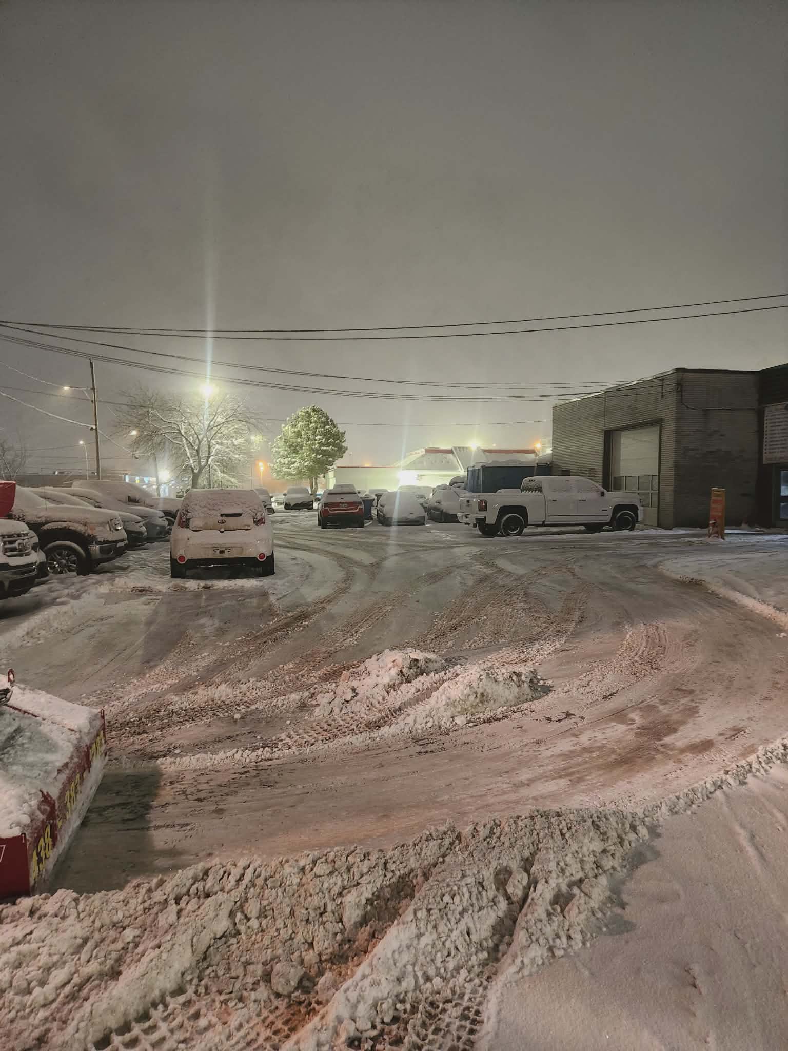 Stationnement commercial déneigé de nuit